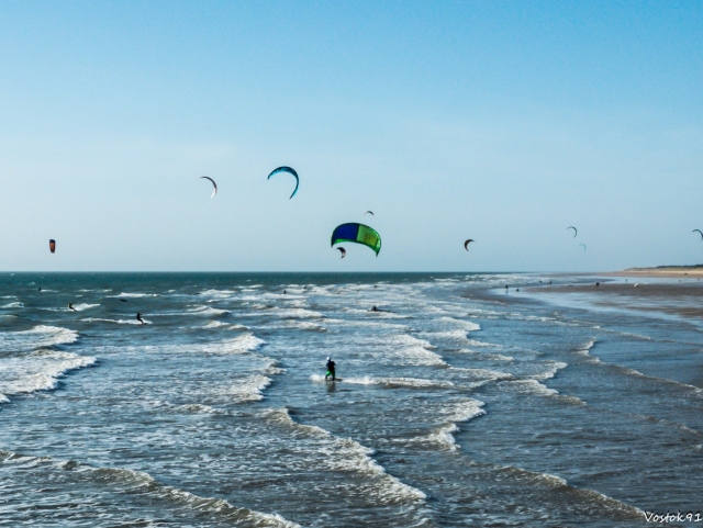  Kite surfing beach 